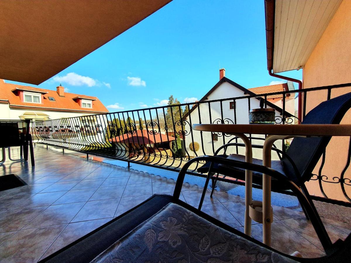 Eva Panzio Hotel ชาร์วาร์ ภายนอก รูปภาพ