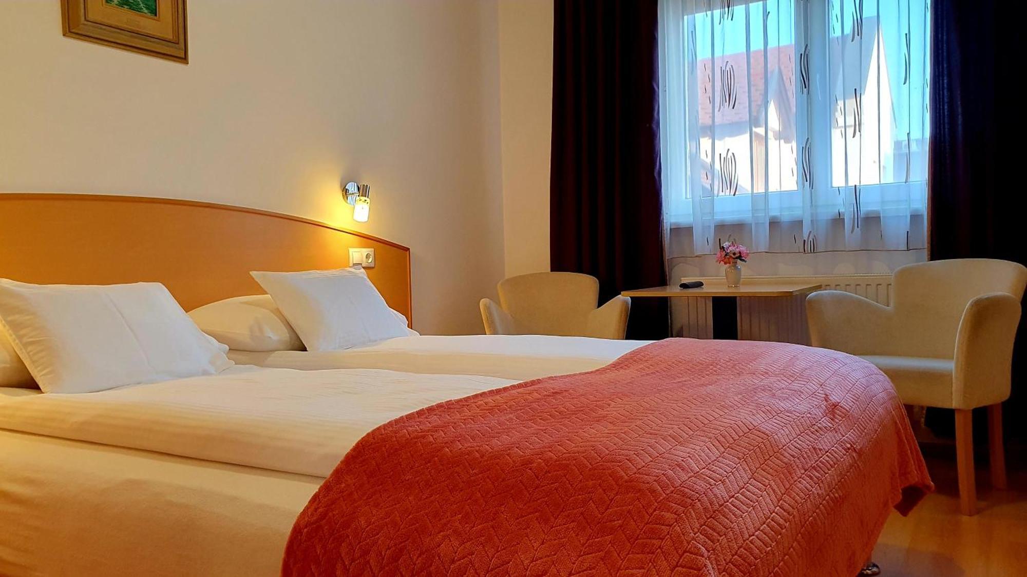 Eva Panzio Hotel ชาร์วาร์ ภายนอก รูปภาพ