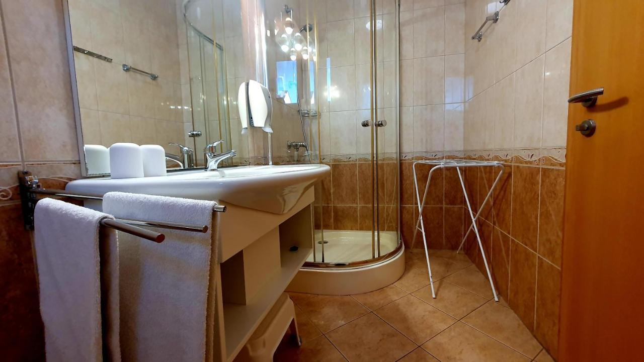 Eva Panzio Hotel ชาร์วาร์ ภายนอก รูปภาพ