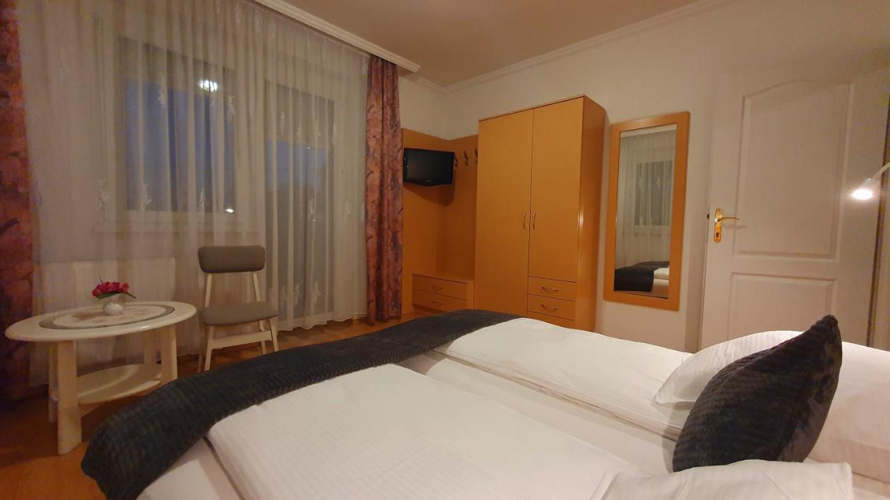 Eva Panzio Hotel ชาร์วาร์ ภายนอก รูปภาพ