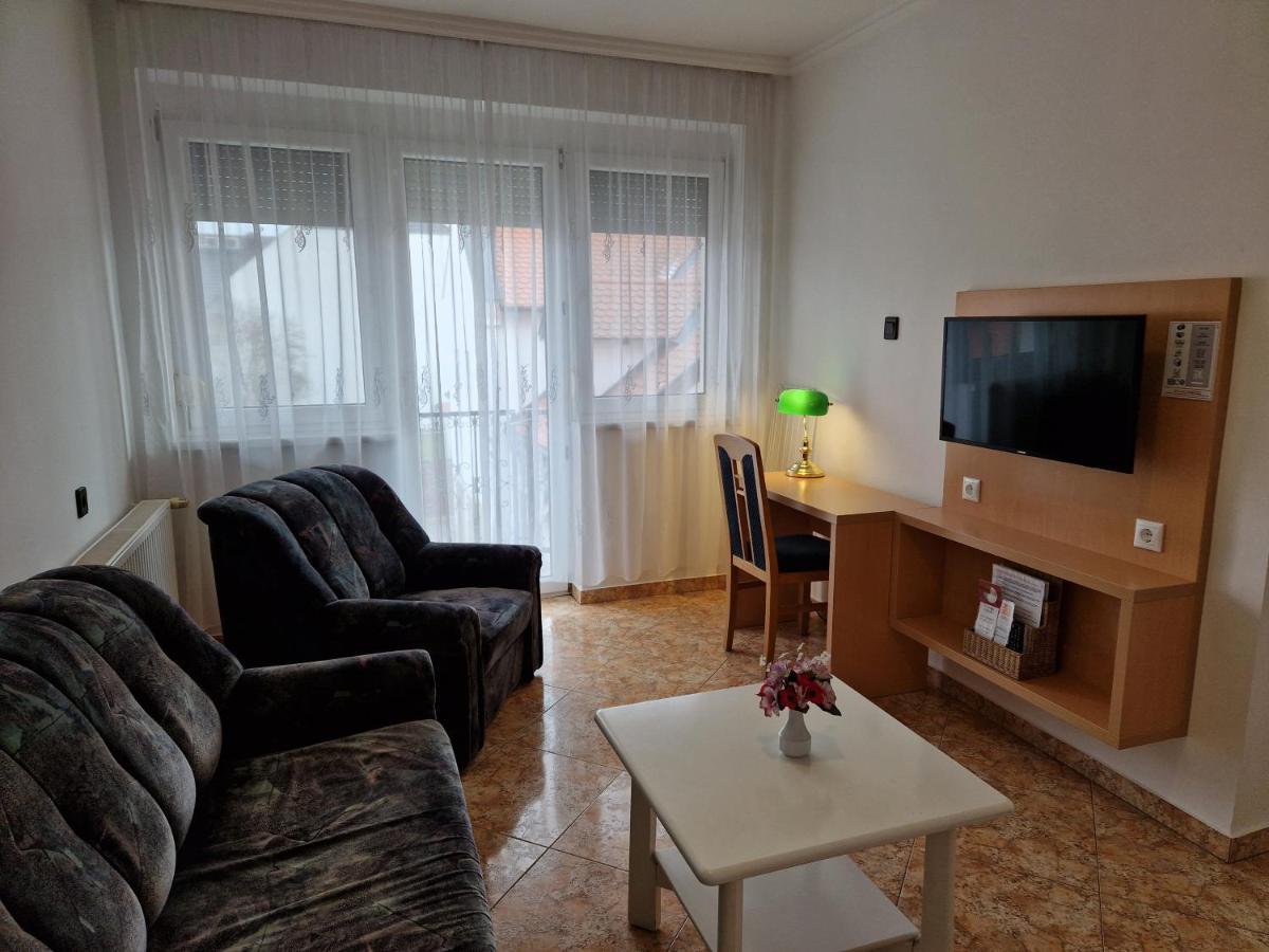 Eva Panzio Hotel ชาร์วาร์ ภายนอก รูปภาพ