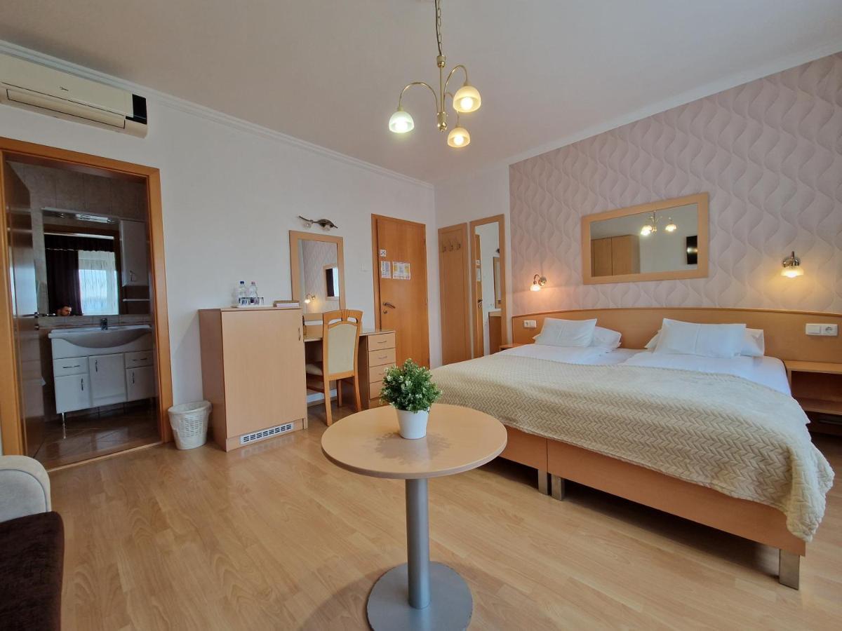 Eva Panzio Hotel ชาร์วาร์ ภายนอก รูปภาพ