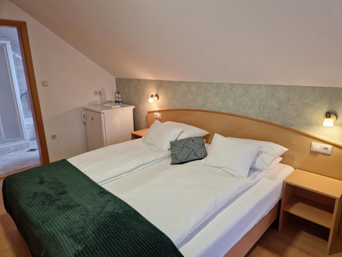 Eva Panzio Hotel ชาร์วาร์ ภายนอก รูปภาพ