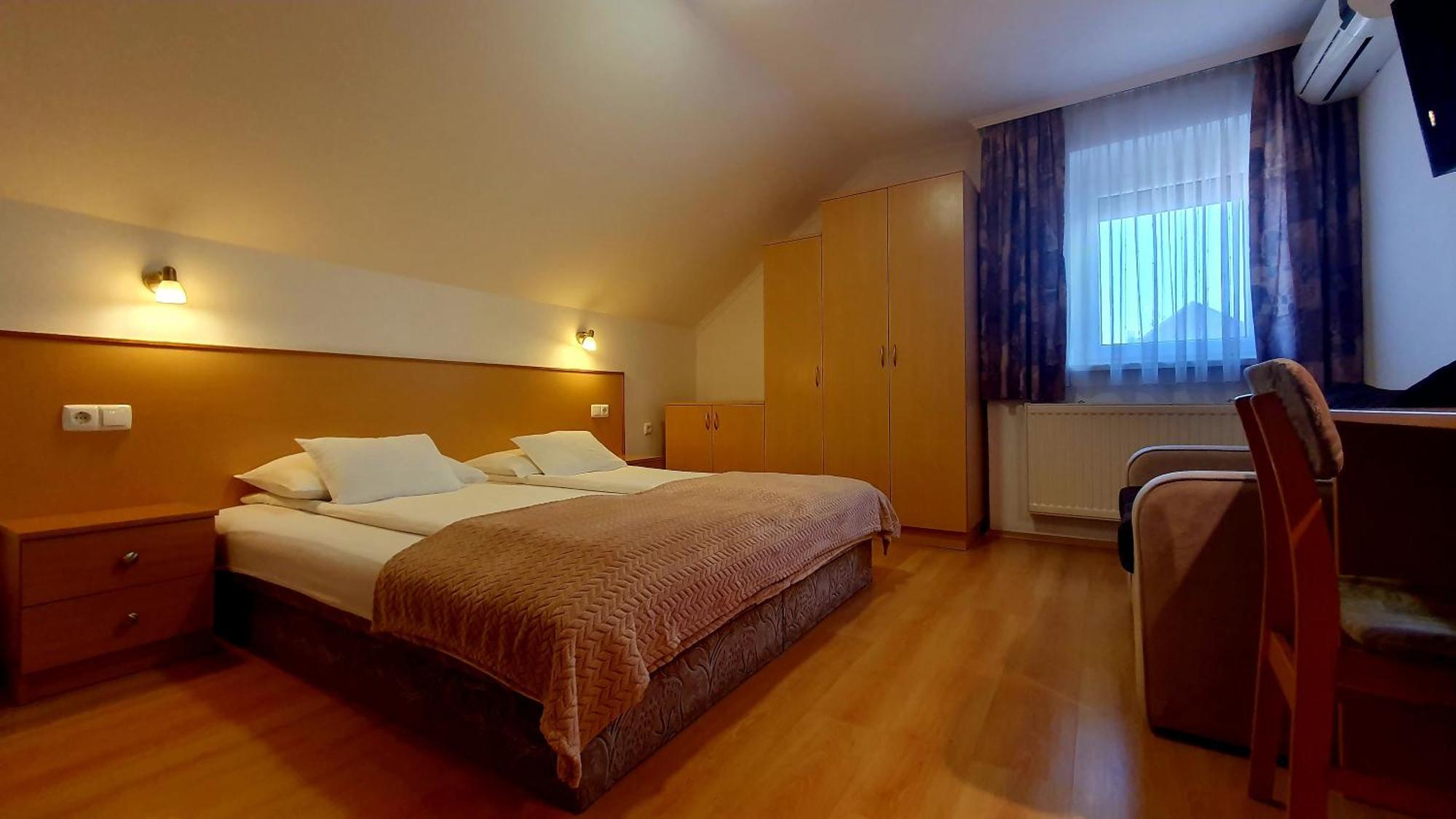 Eva Panzio Hotel ชาร์วาร์ ภายนอก รูปภาพ
