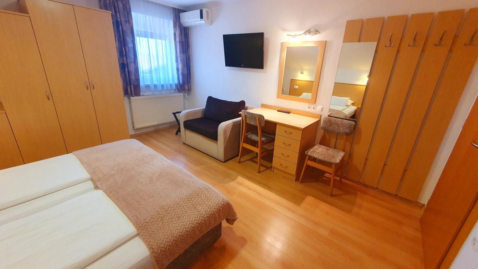 Eva Panzio Hotel ชาร์วาร์ ภายนอก รูปภาพ